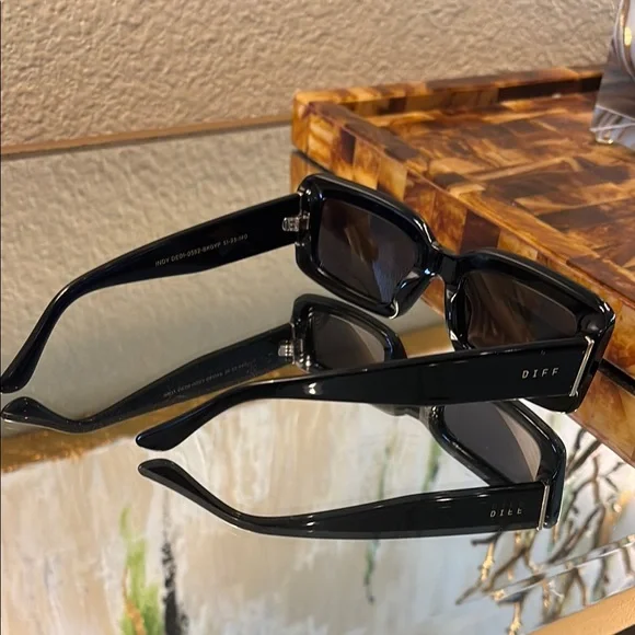 Diff Indy Black Sunglasses - Picture 2 of 4
